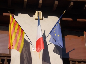 drapeaux francais catalan et eurpeen a Eus